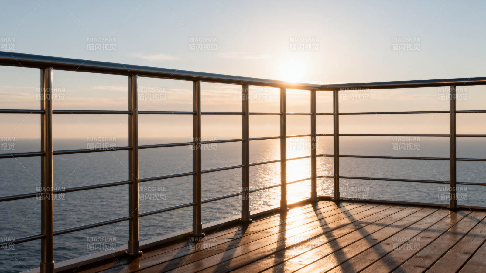 夕阳海景阳台 光影如画图片