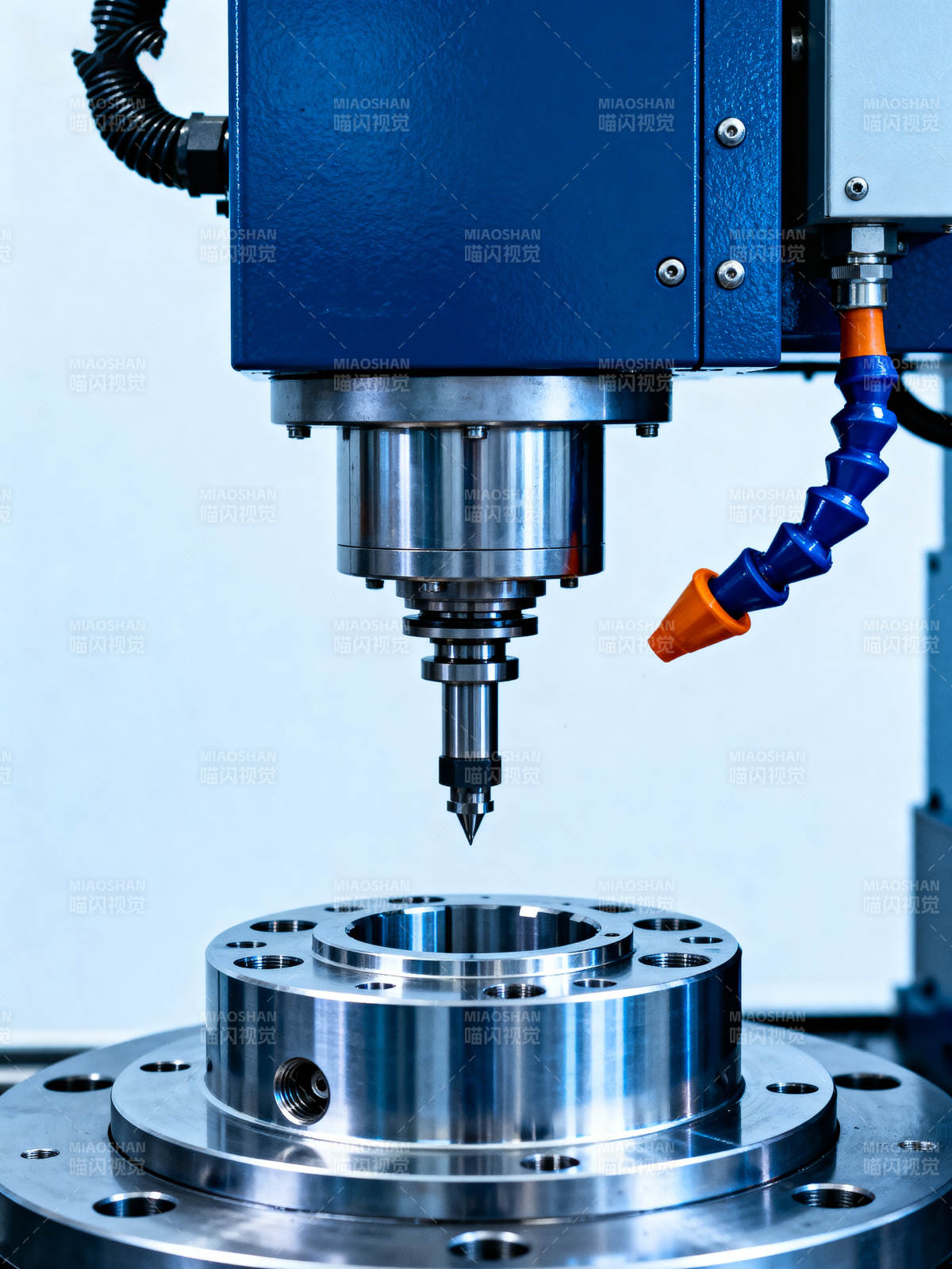 数控机床精密加工中图片