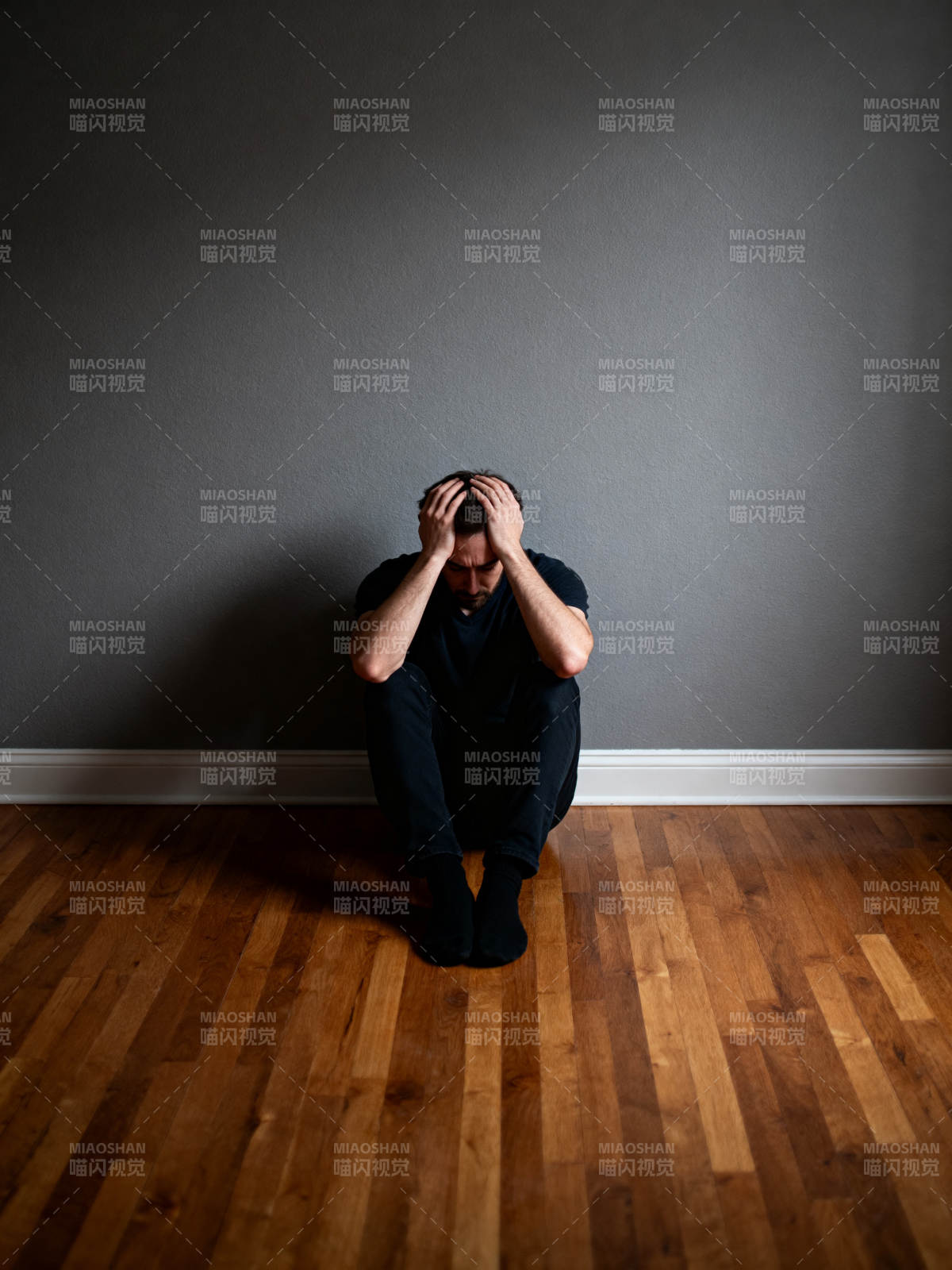 绝望中抱头的男人图片