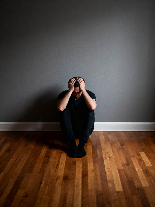 绝望中抱头的男人图片