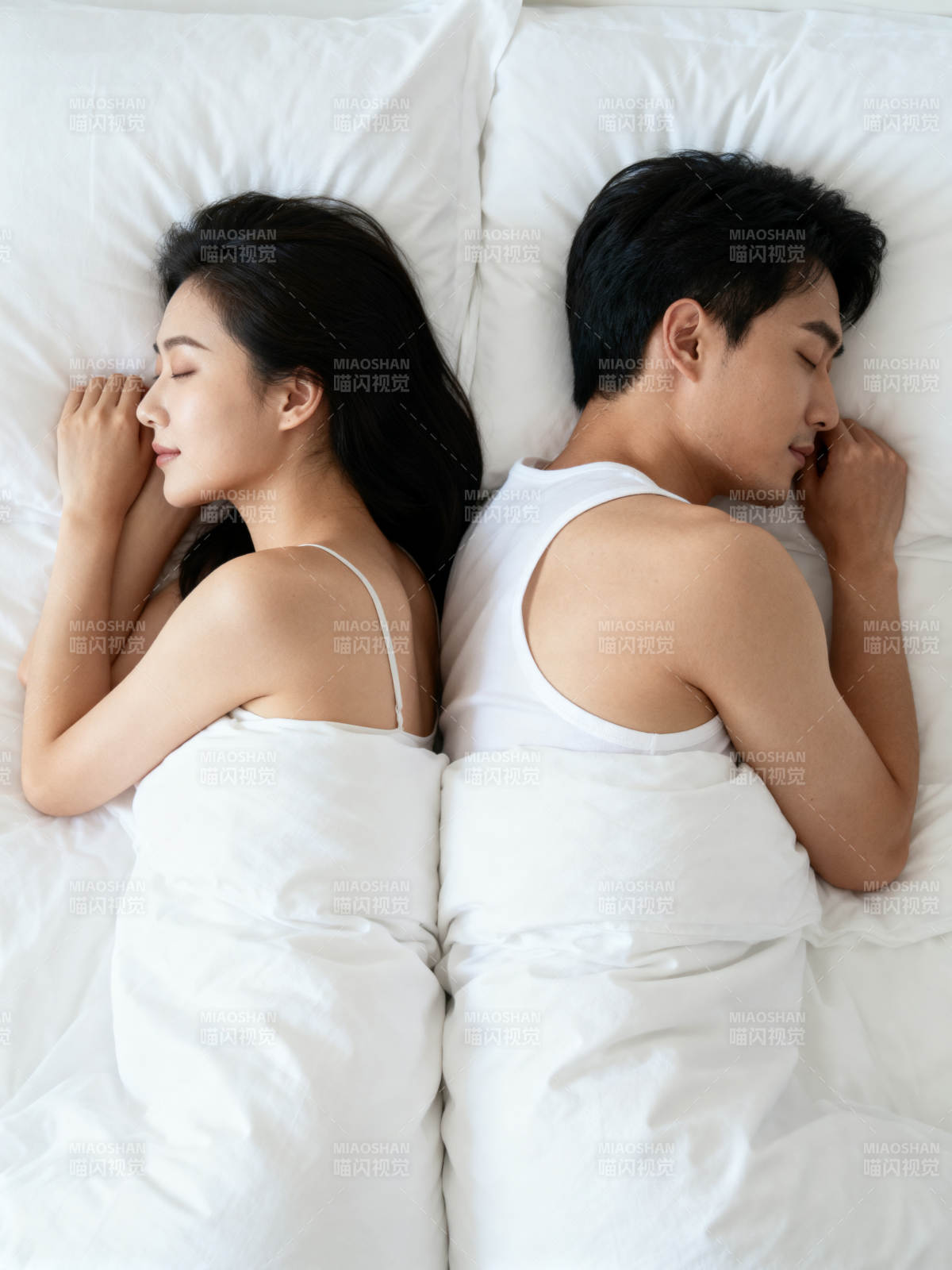 背对背安睡 同床不同梦图片