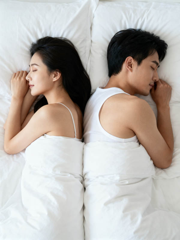 背对背安睡 同床不同梦图片