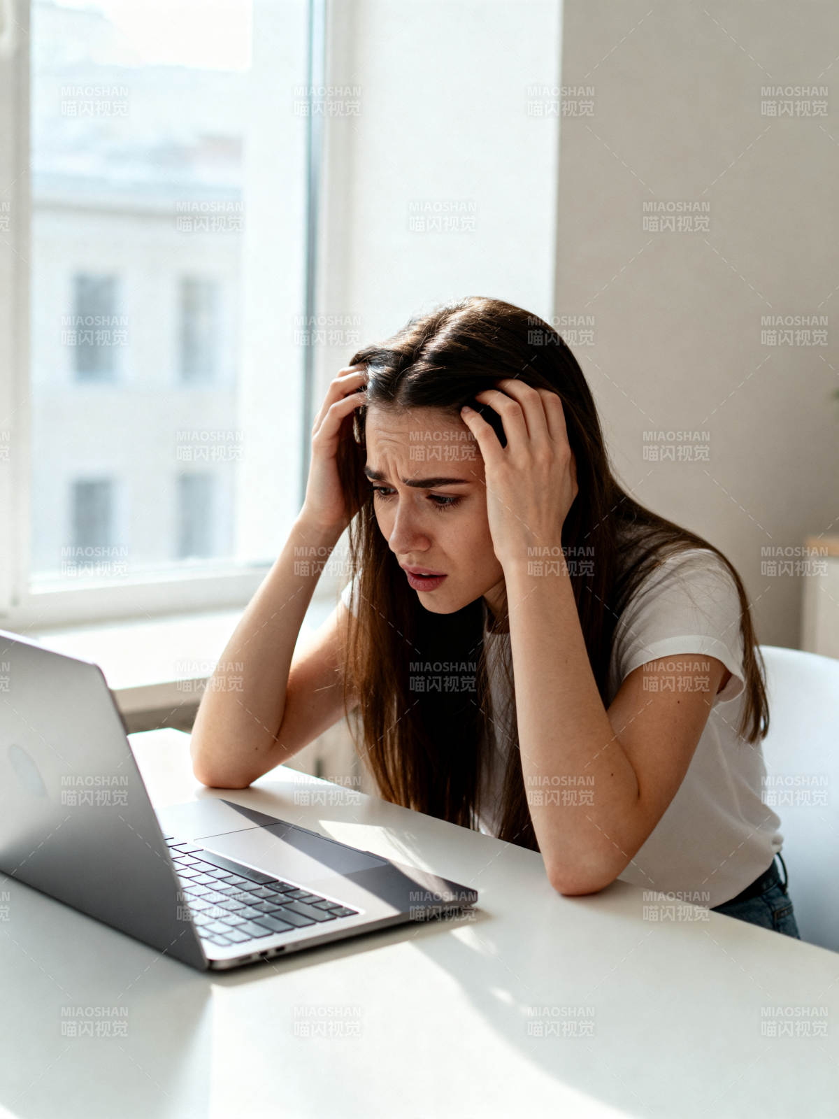 电脑前焦虑抓头的女孩图片