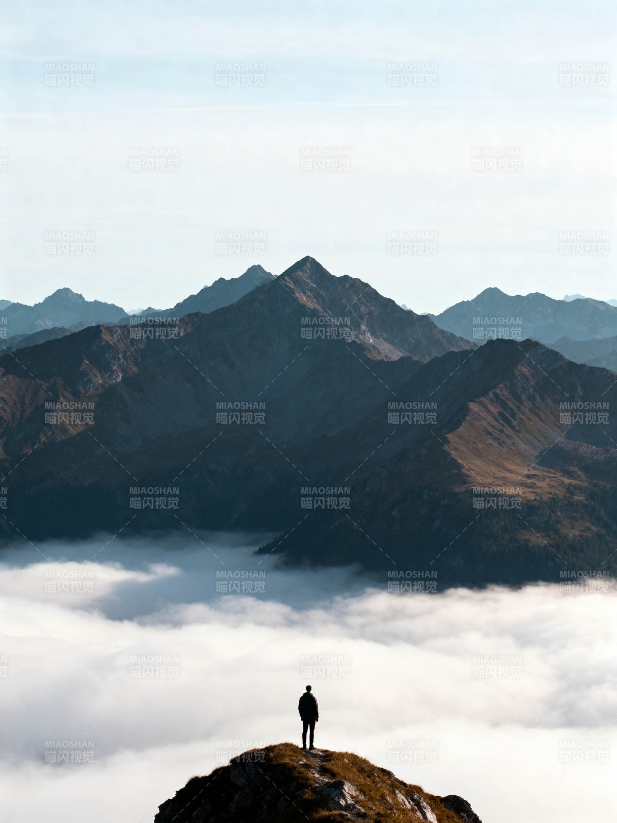 云海之巅 孤影望群山图片