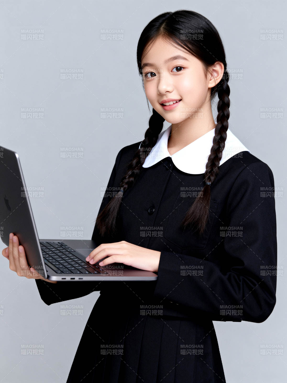 双辫少女持本微笑图片