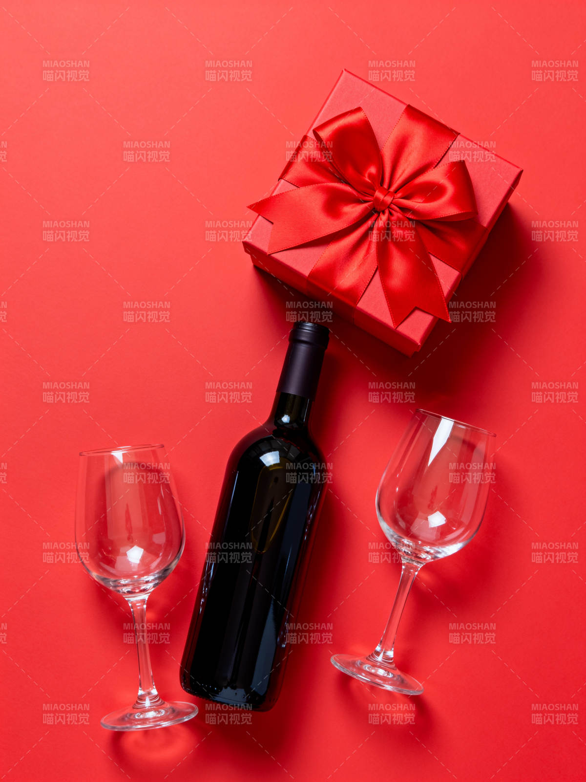 红酒礼盒配双杯 红底浪漫情调浓图片