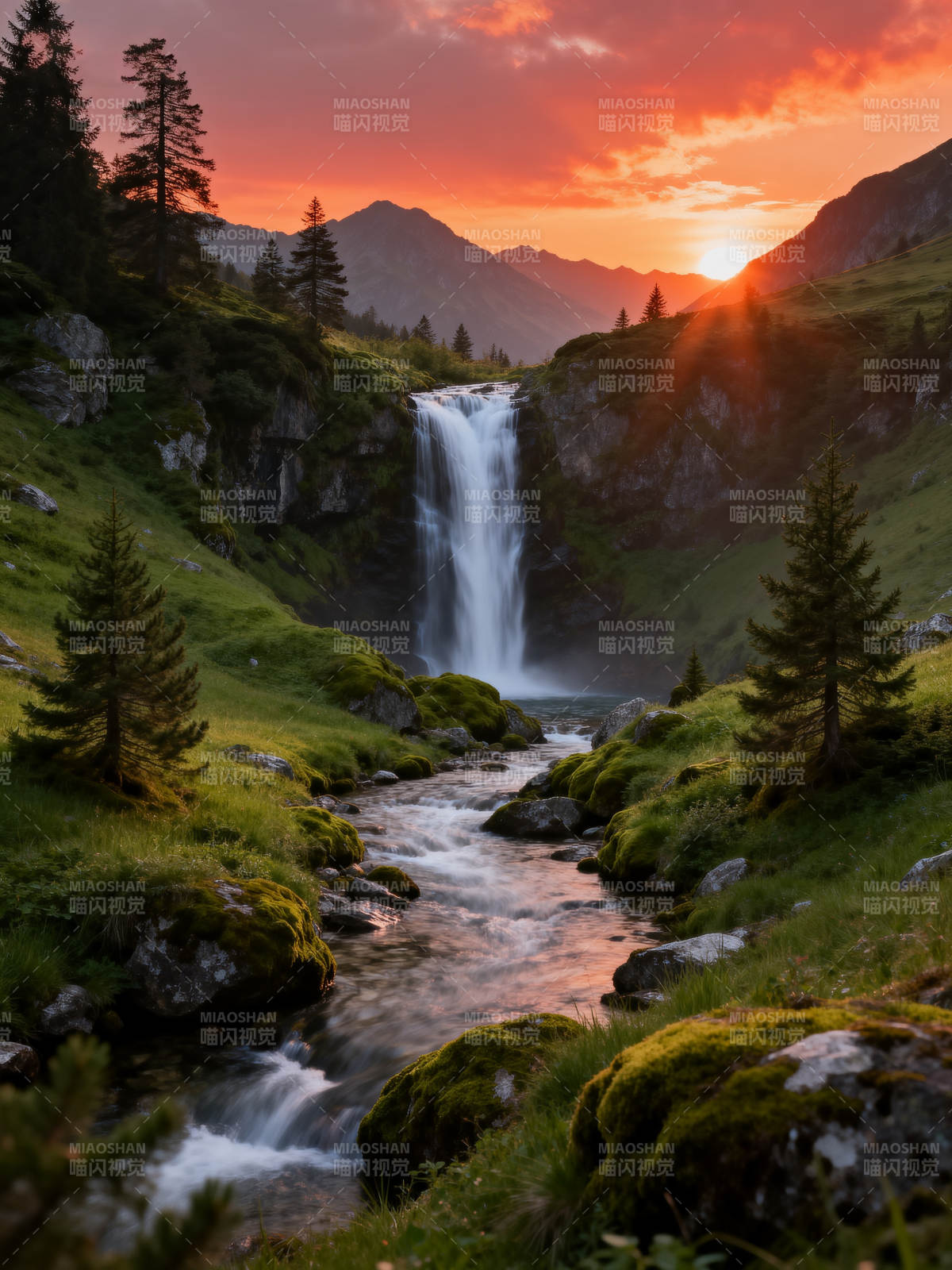 夕阳瀑布 山涧流金图片