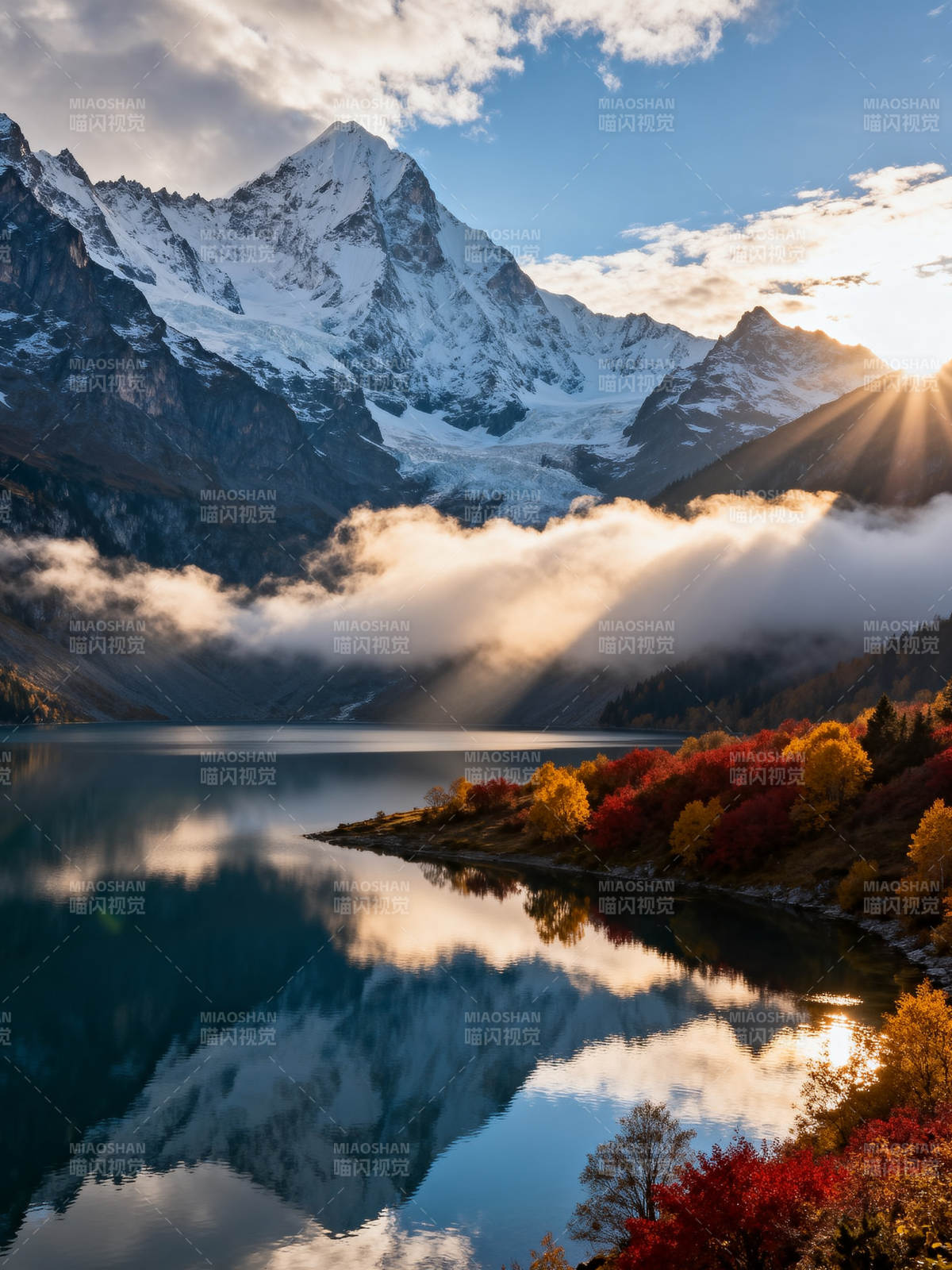 雪山秋湖 云霞映彩林图片