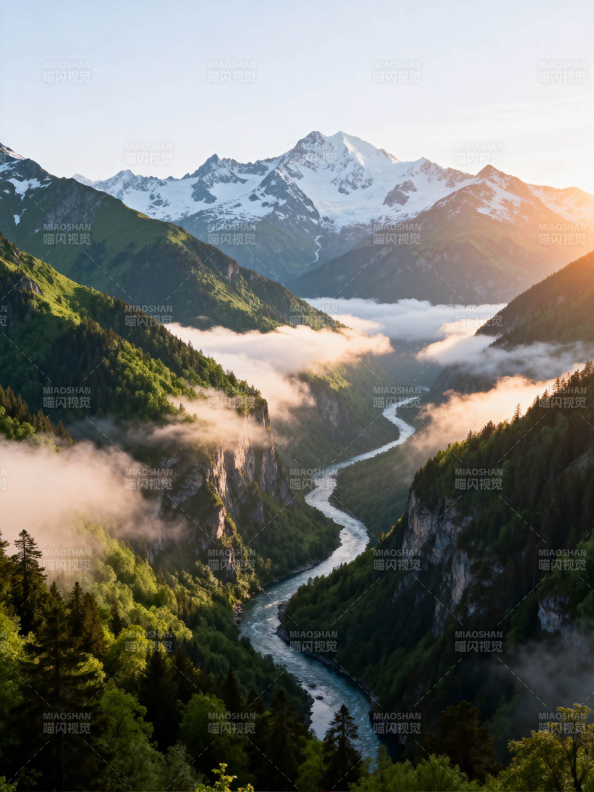 雪山云海绕河湾图片
