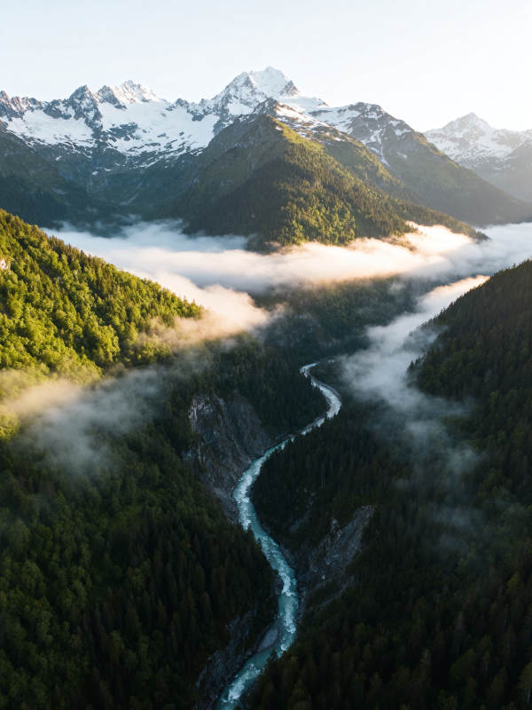 雪山云海绕碧流图片