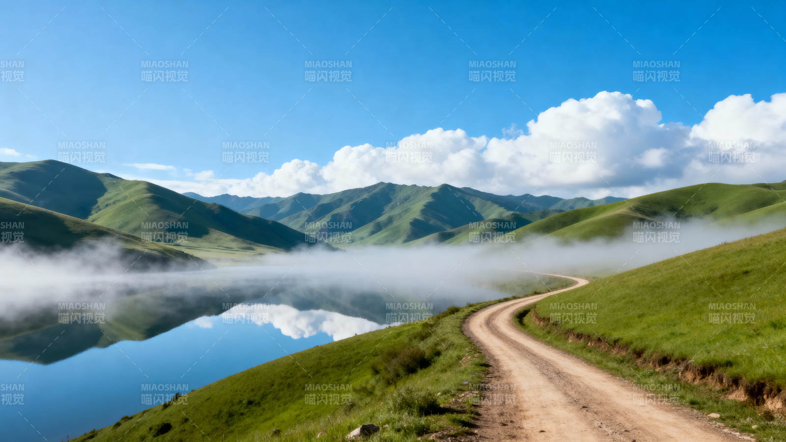青山云雾绕 湖静路蜿蜒图片