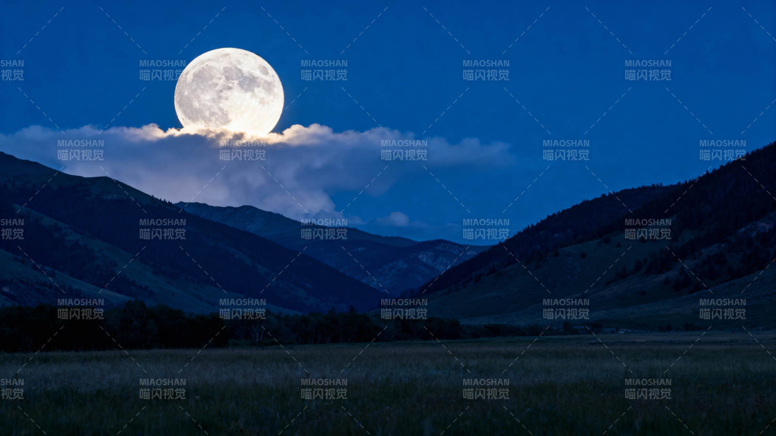 月出山峦 云绕清辉夜图片