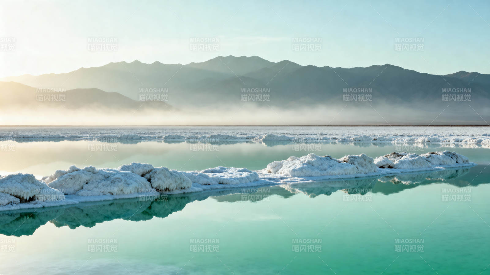 盐湖晨曦 山影如黛图片