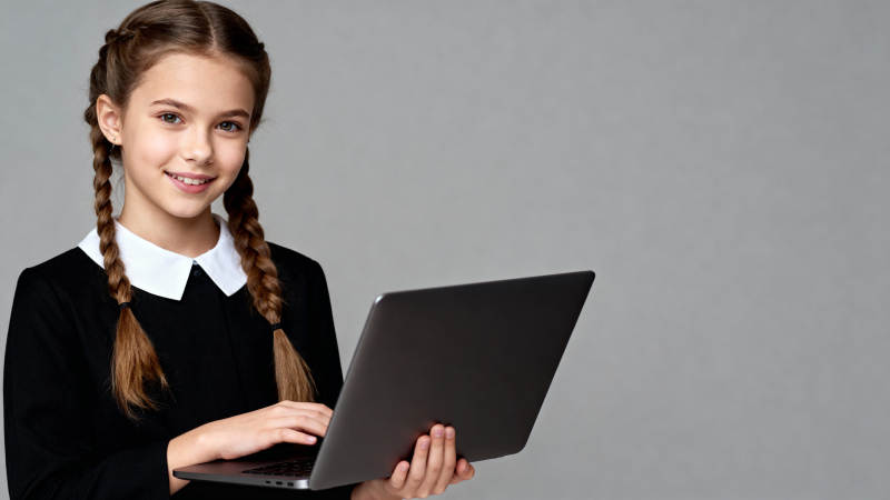 女孩持笔记本电脑微笑图片