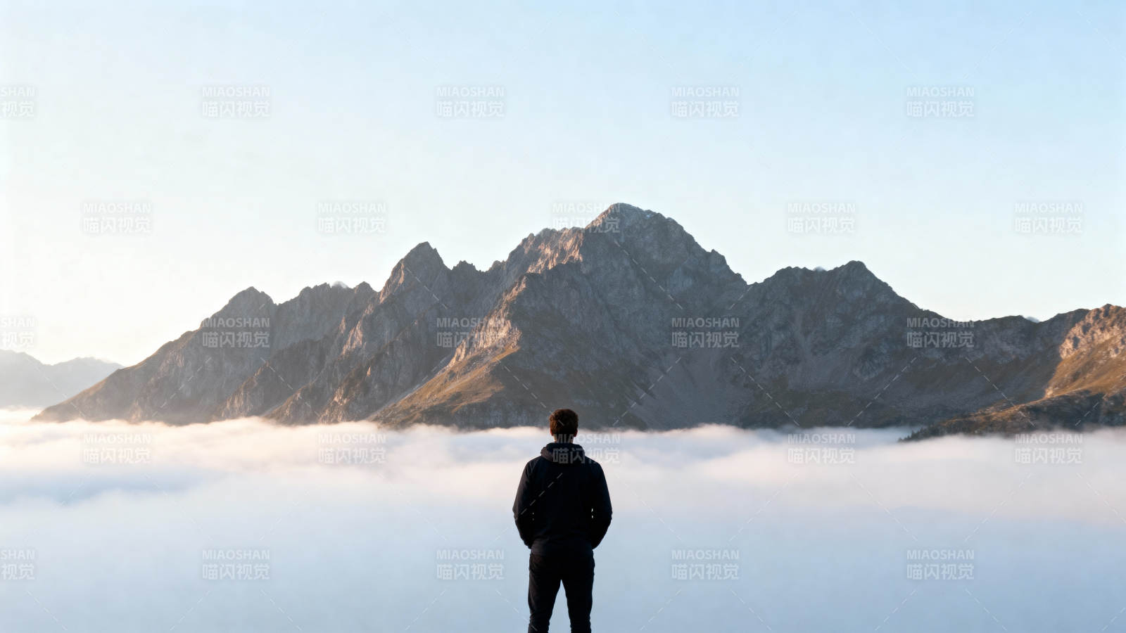 云海之上 独望群山图片