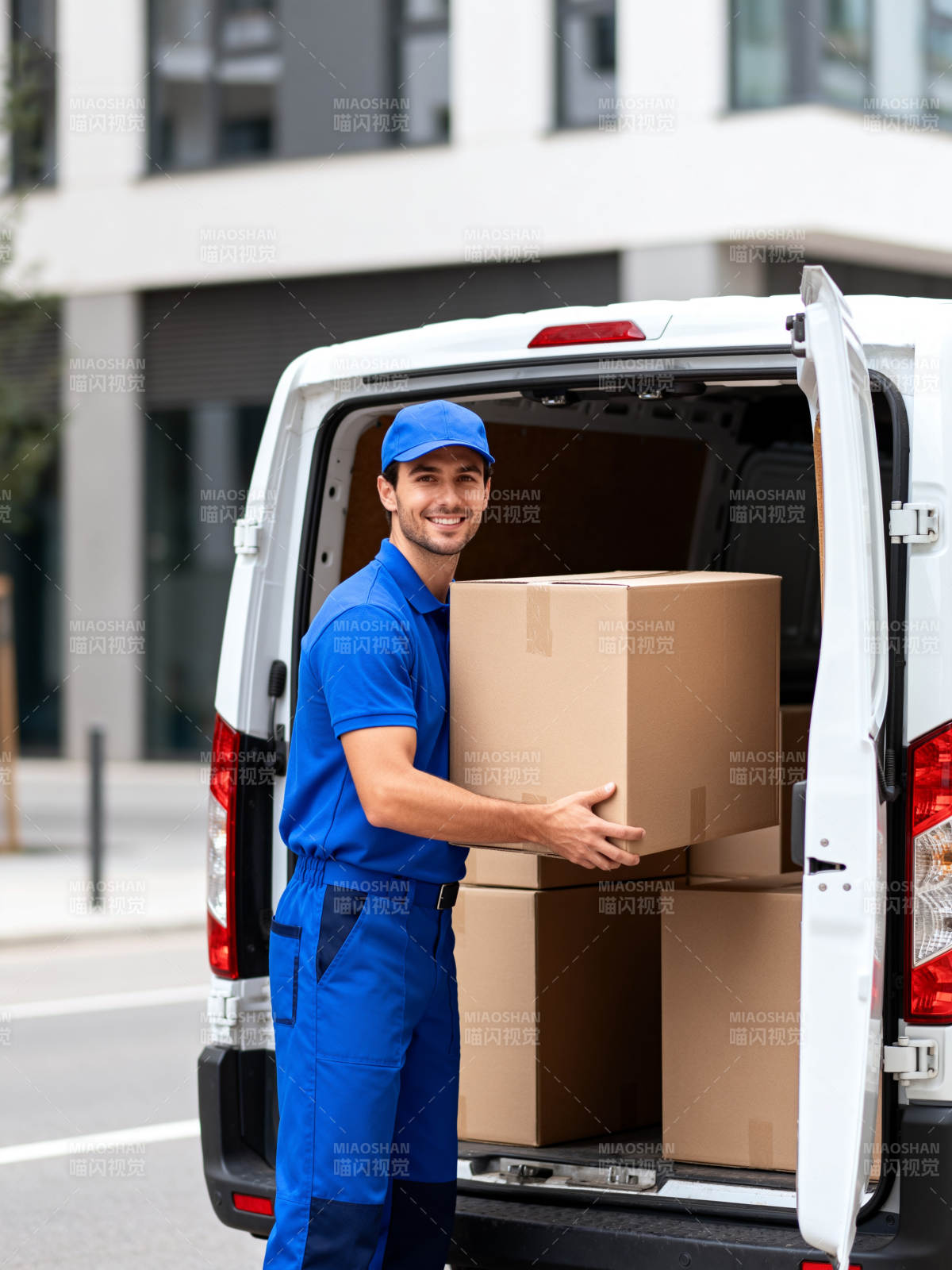 快递员微笑搬货上车图片