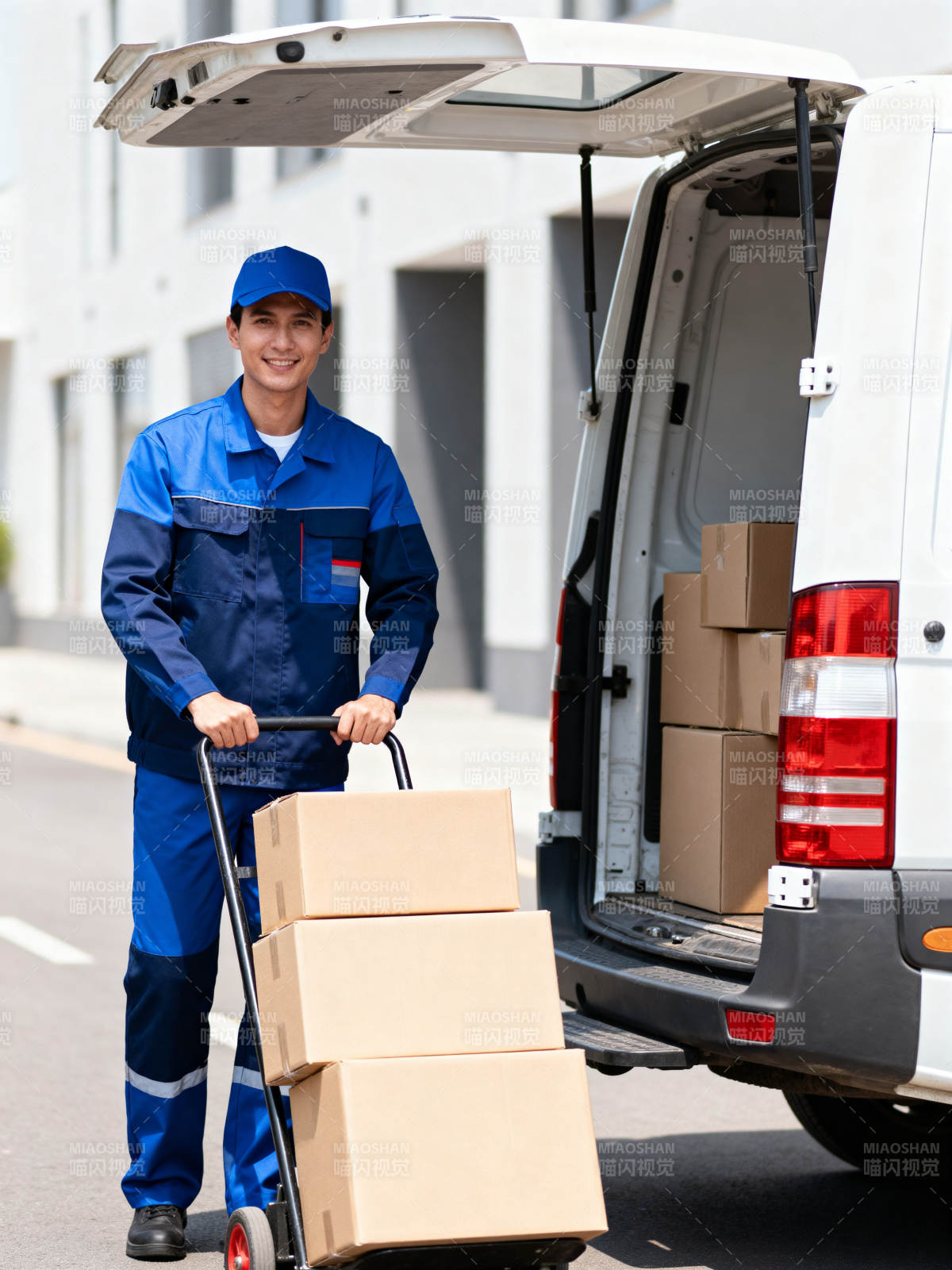 快递员送货上门微笑服务图片