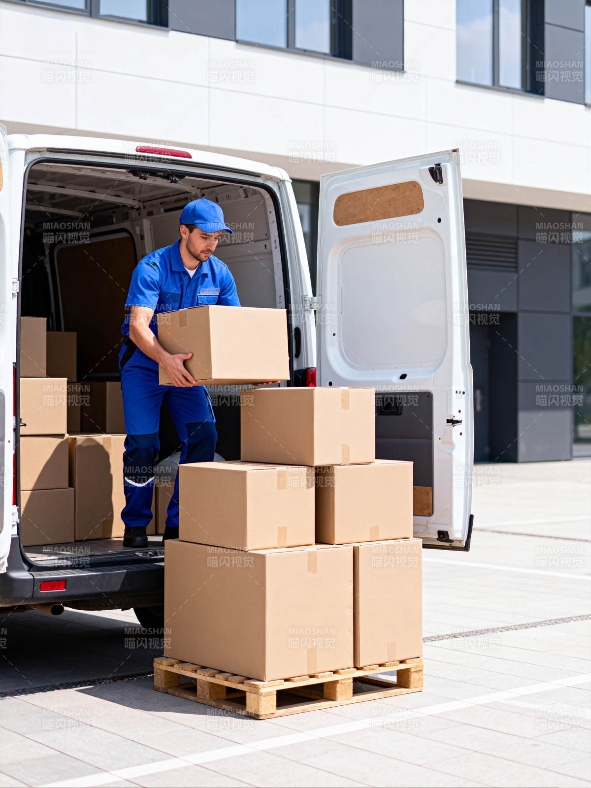 快递员卸货中图片