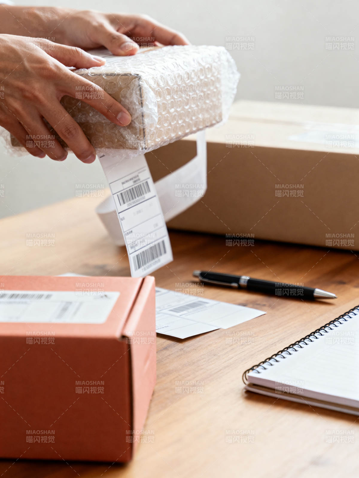 打包发货 贴单准备寄出图片