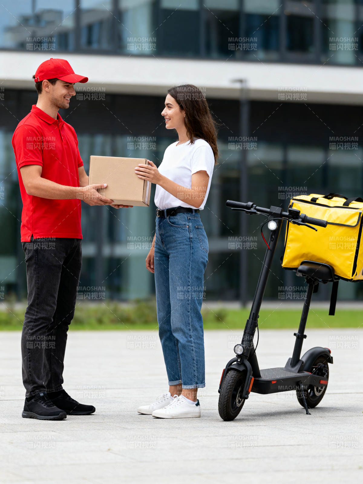 快递小哥送件 顾客微笑签收图片