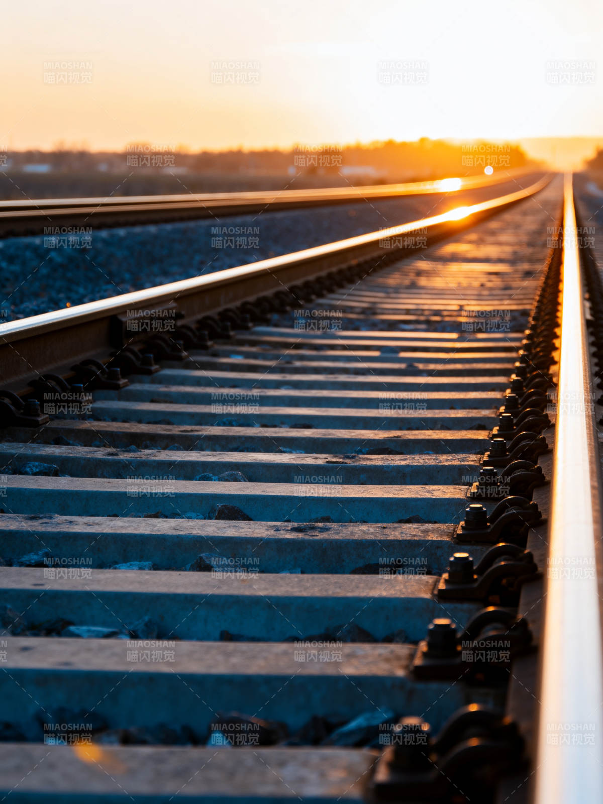 夕阳下的铁轨延伸向远方图片