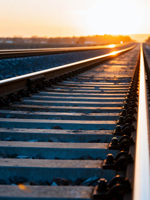 夕阳下的铁轨延伸向远方图片