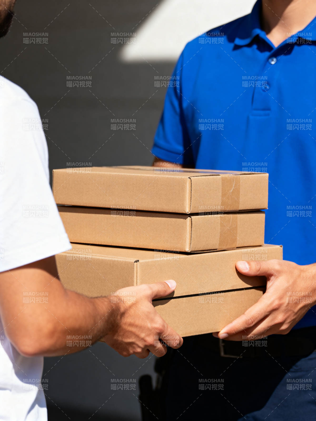 快递员递送包裹图片