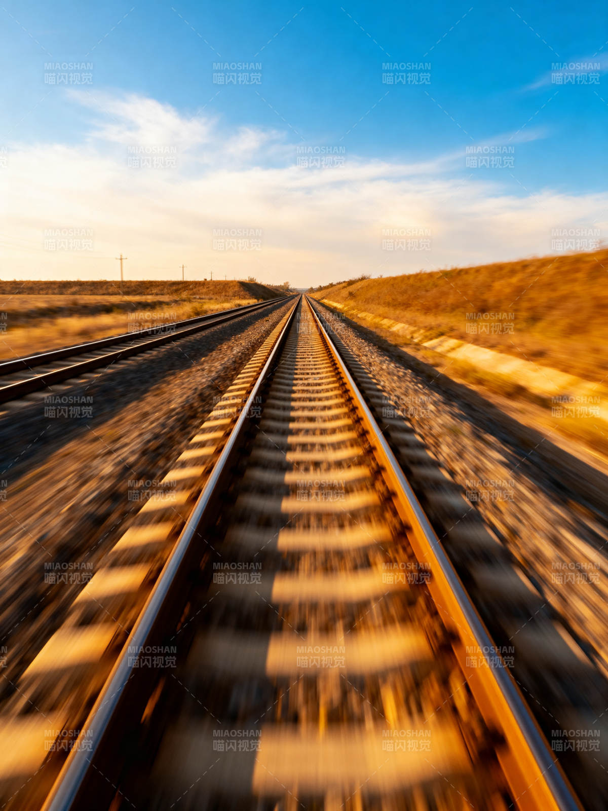 铁轨延伸向远方蓝天图片