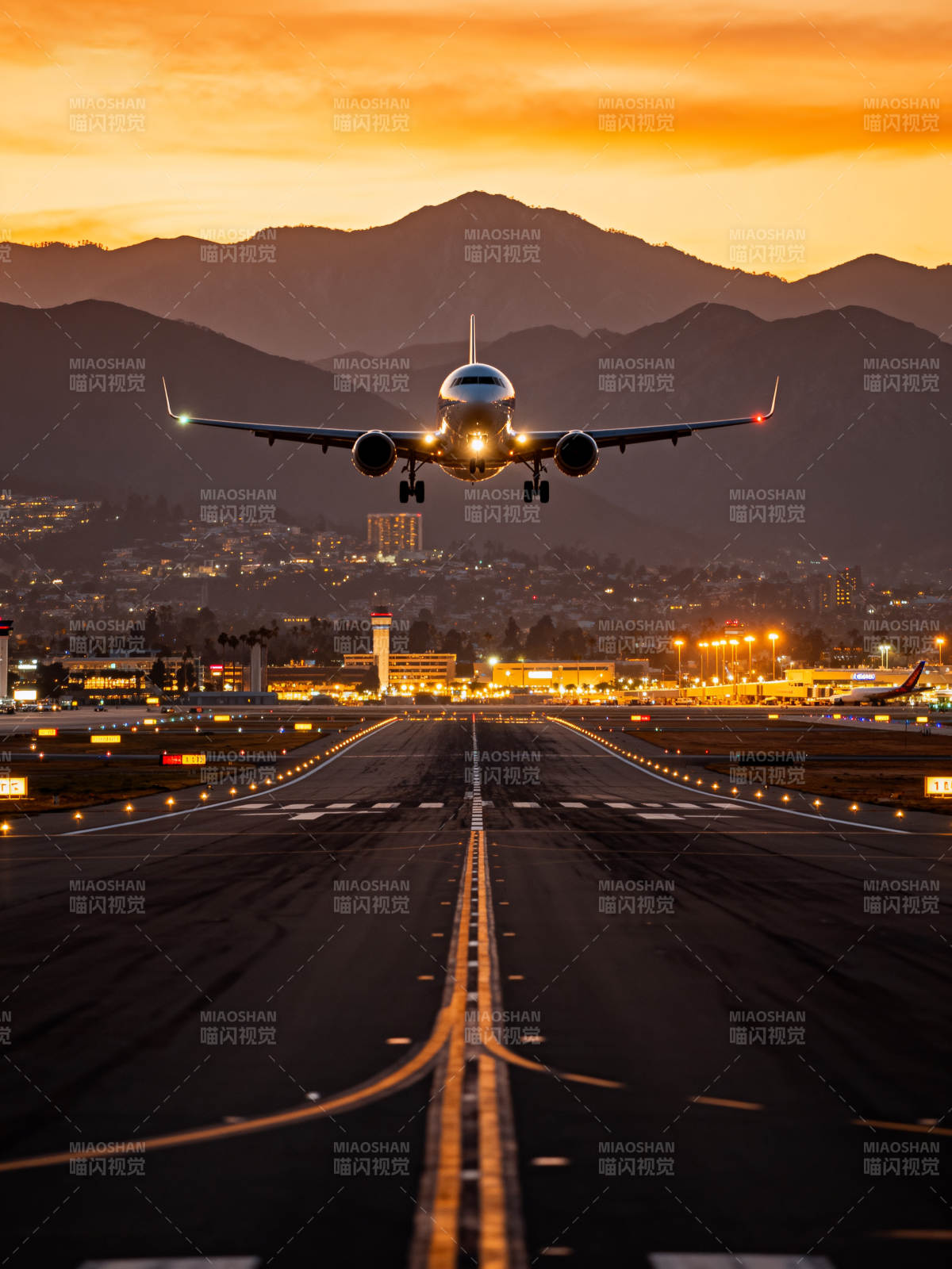 夕阳下飞机降落机场跑道图片