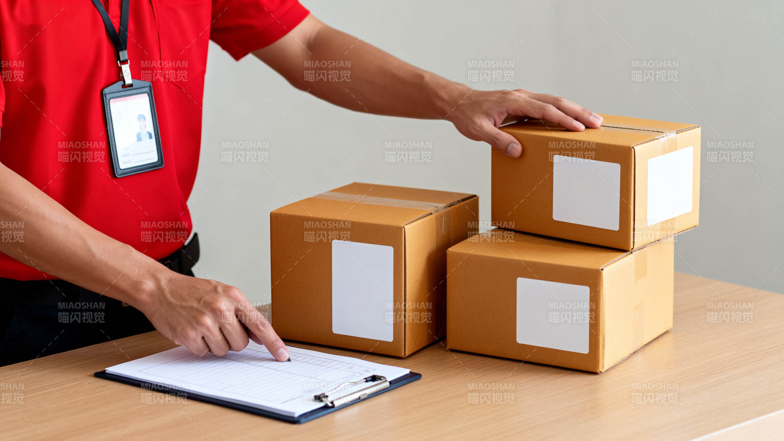 快递员核对包裹清单图片