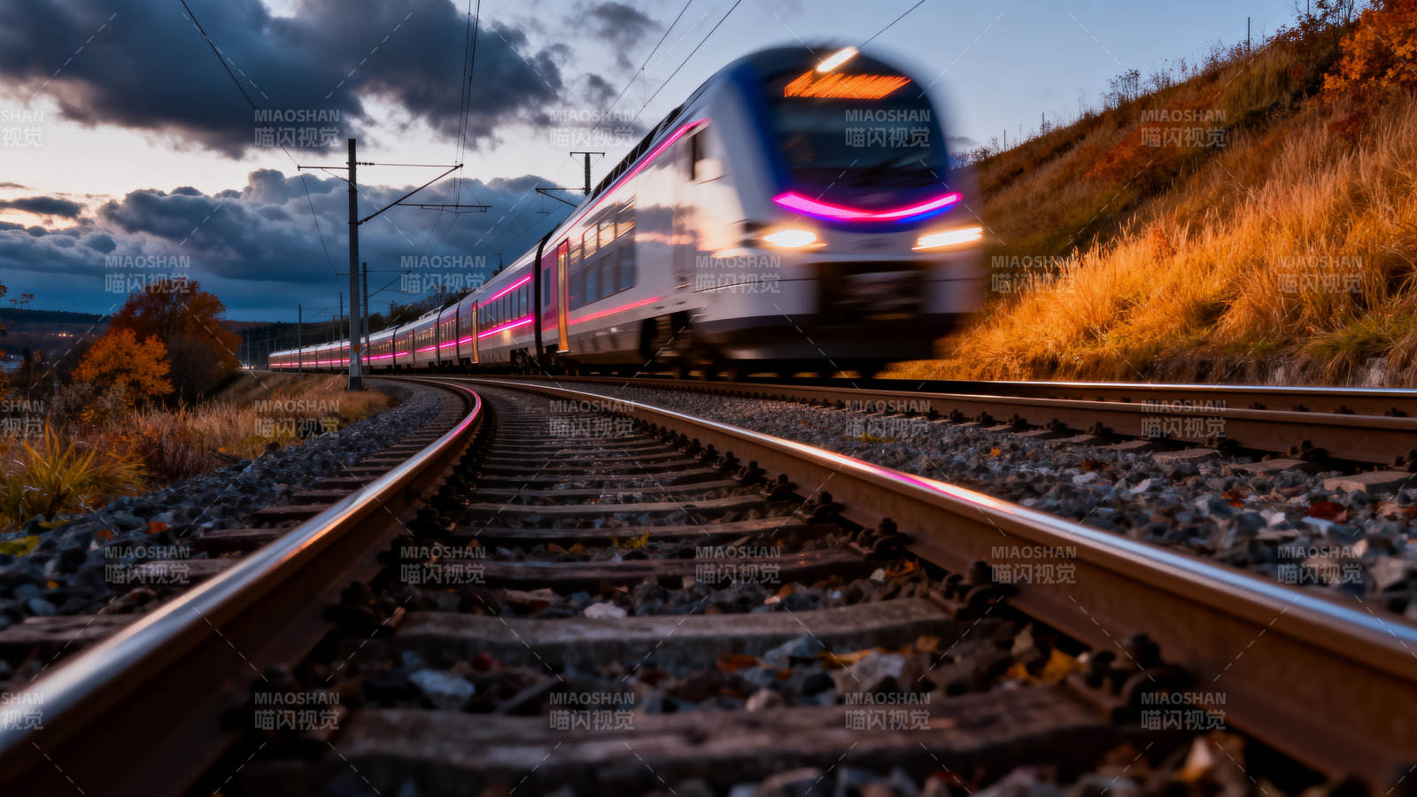 黄昏疾驰的列车图片