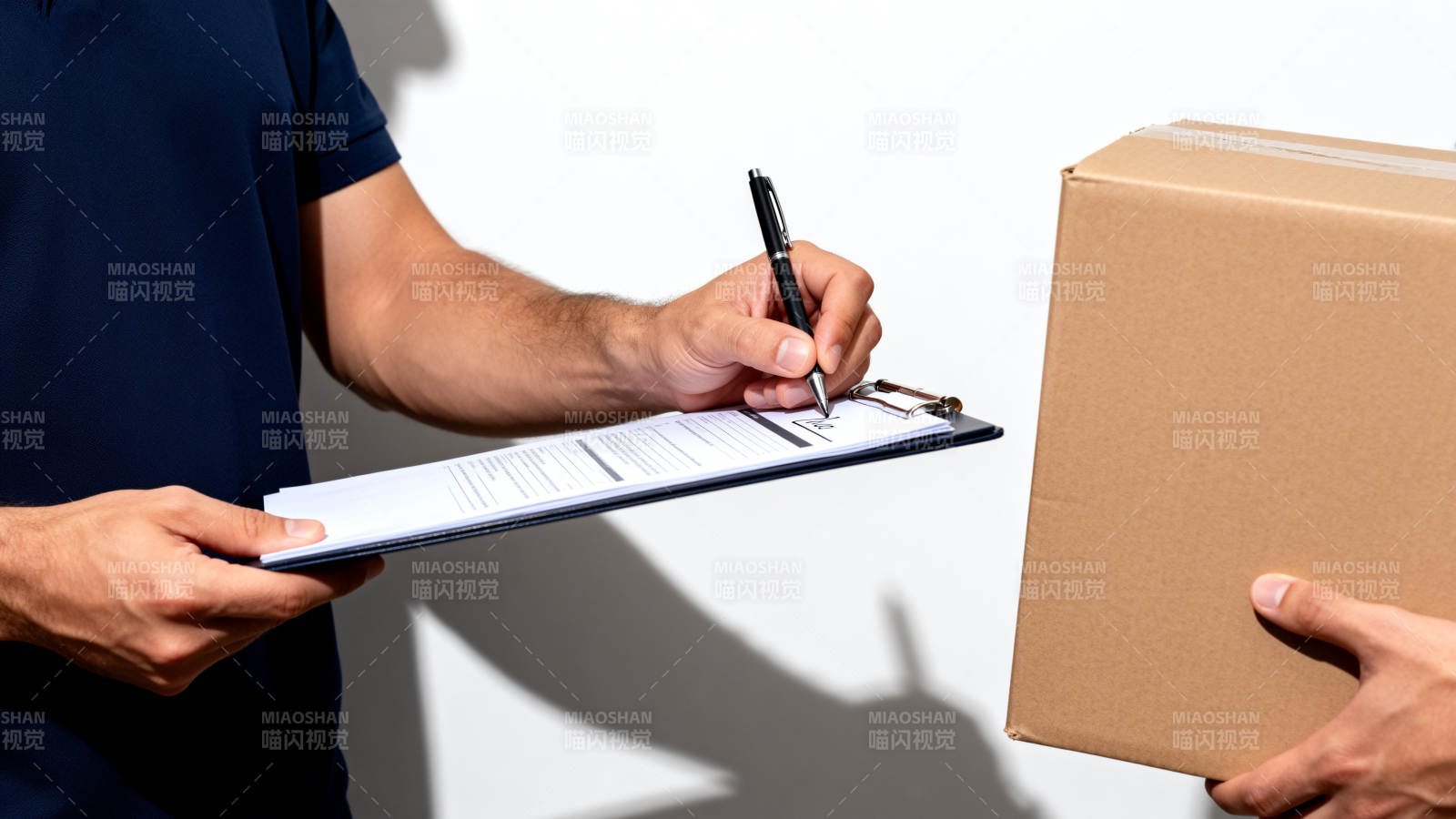 签收快递 笔尖确认交付图片