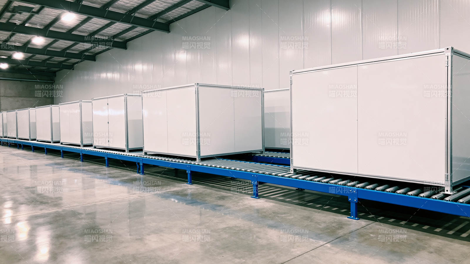 自动化输送线上的白色箱体图片