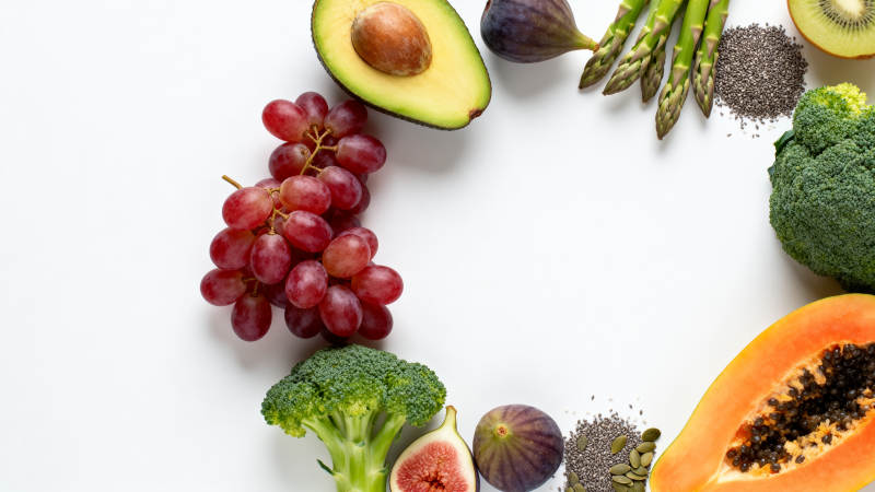 新鲜蔬果环绕白底图图片