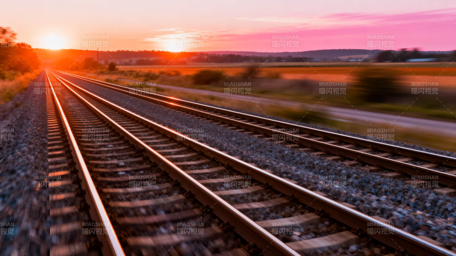 夕阳下的铁轨延伸向远方图片