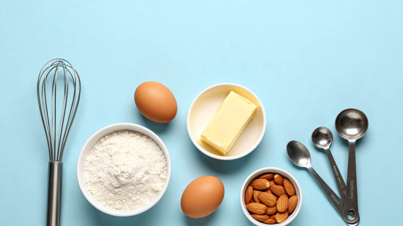 烘焙原料与工具蓝底摆拍图片