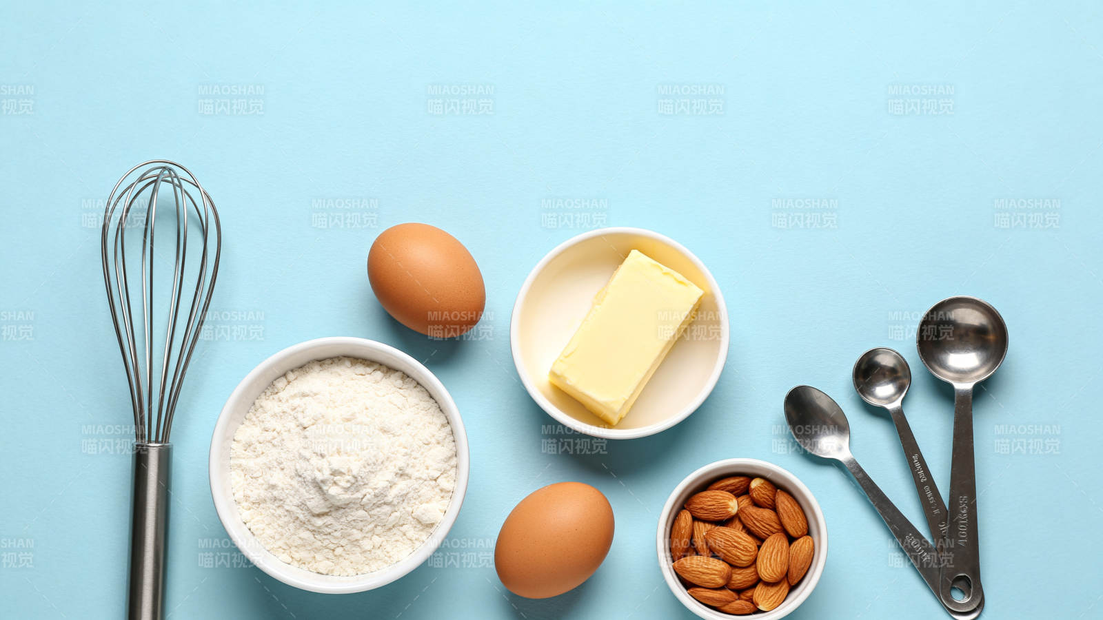 烘焙原料与工具蓝底摆拍图片