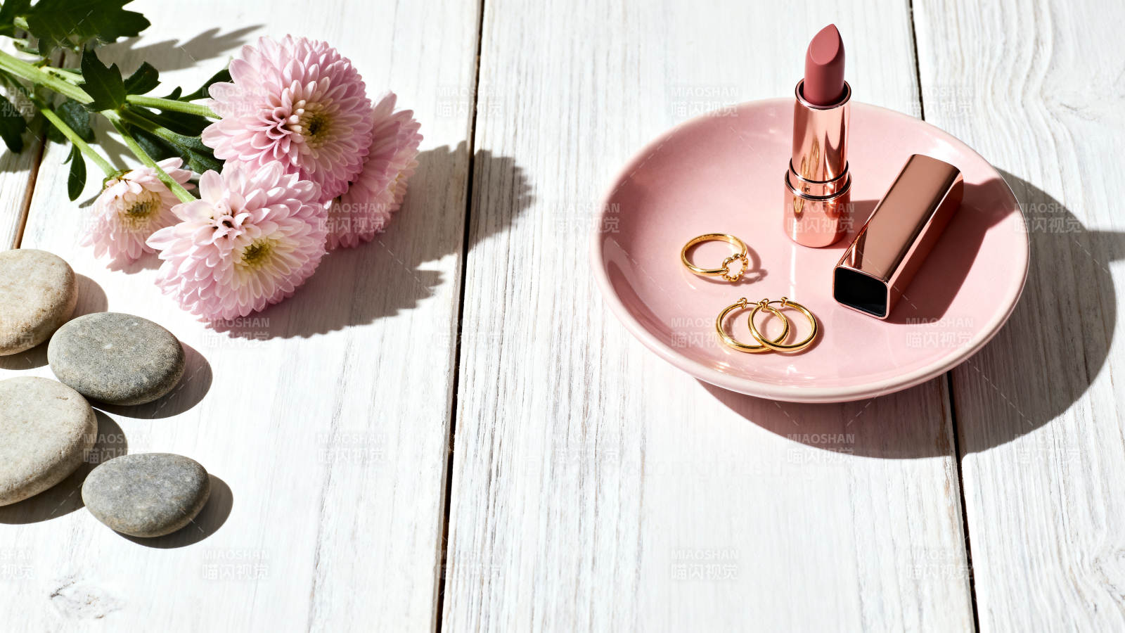 粉色美妆与花石静物图片