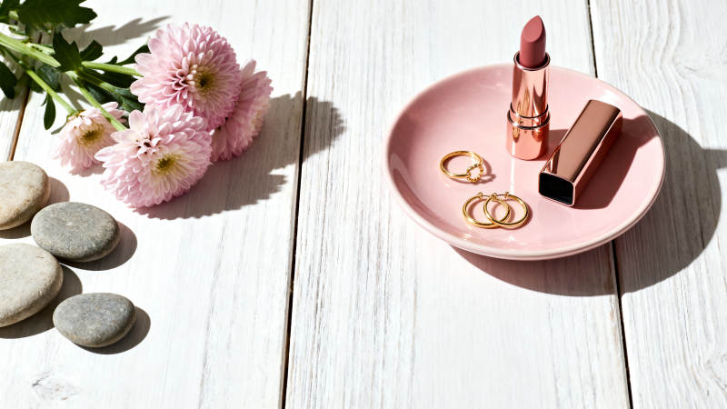 粉色美妆与花石静物图片