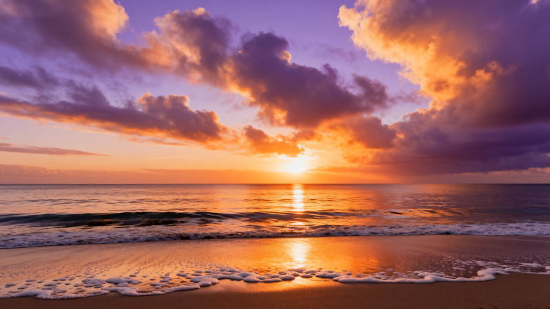 夕阳染海 云霞如火图片