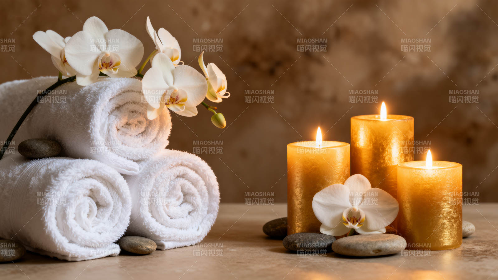 香薰蜡烛与毛巾的宁静时光图片