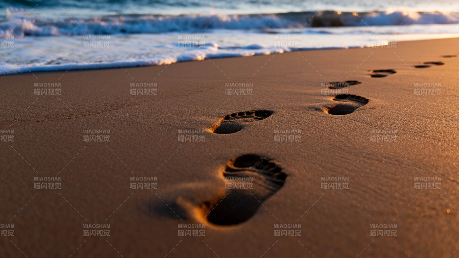 沙滩足迹 海浪轻抚图片