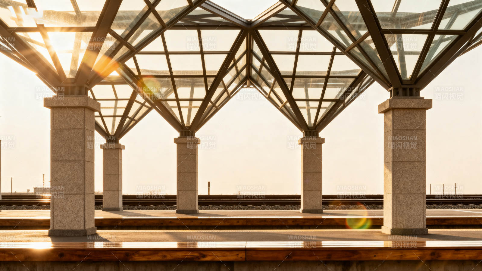 夕阳下的现代车站顶棚图片