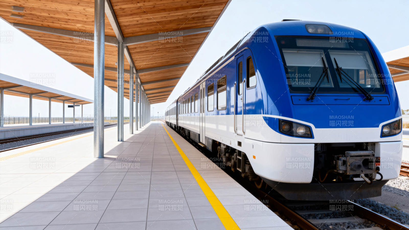 蓝白列车停靠现代站台图片
