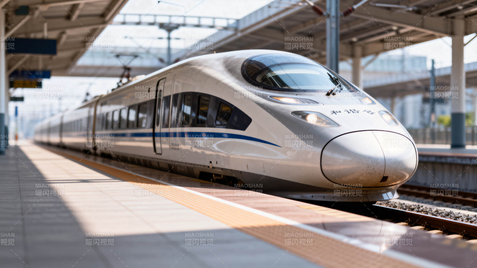 高铁进站 流线型车身闪耀图片