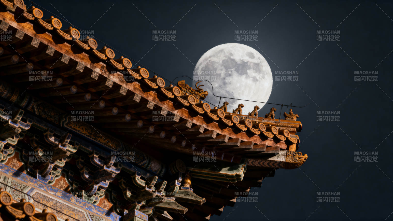 古建飞檐映明月图片