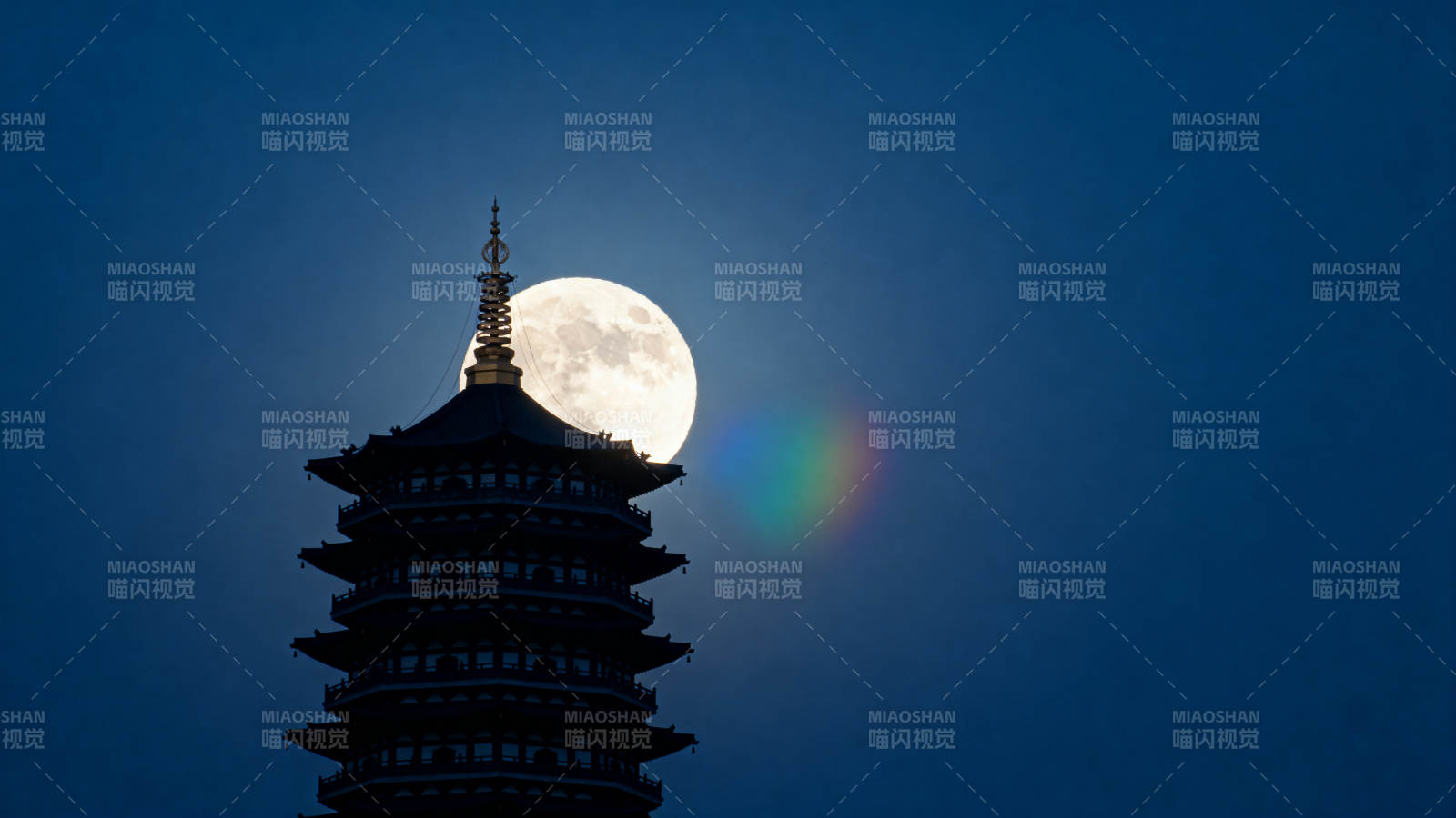 月映古塔 夜色如梦图片