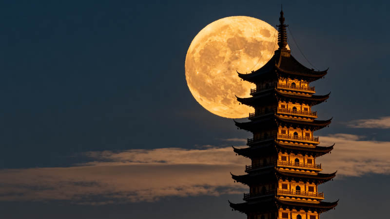 月满古塔夜 注 共字 符合字以内要求 突图片