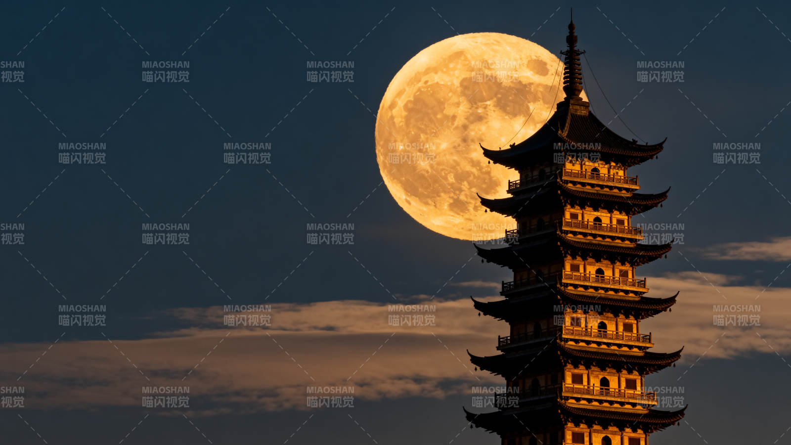 月满古塔夜 注 共字 符合字以内要求 突图片