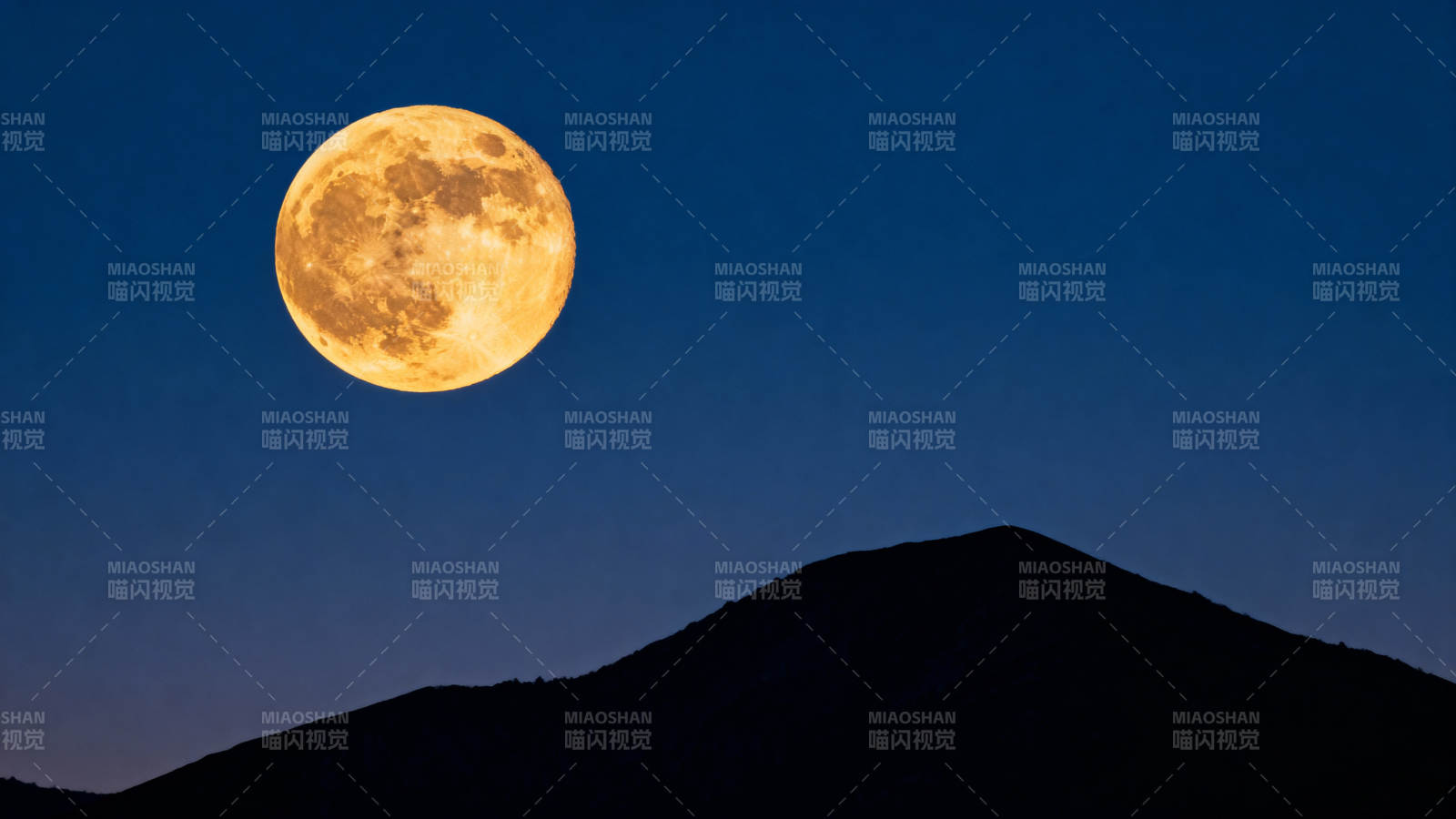 月出山巅 金辉映夜空图片